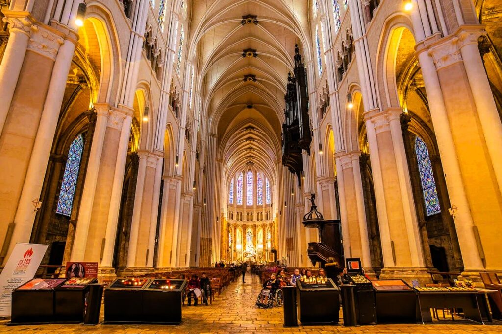 Visiter la Cathédrale de Chartres : rénovation époustouflante révélant les couleurs des premiers jours