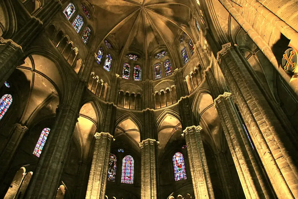 Visiter Bourges : magnifique vue en contre plonge de l'abside.