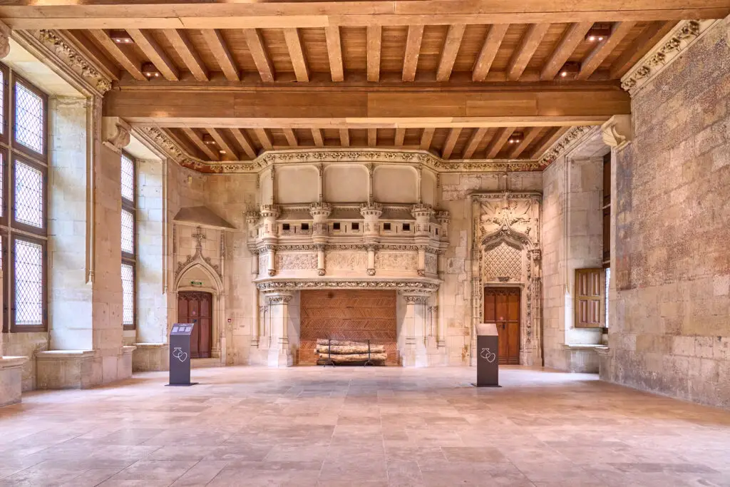 Visiter Bourges : Palais Jacques, grande salle intérieure.