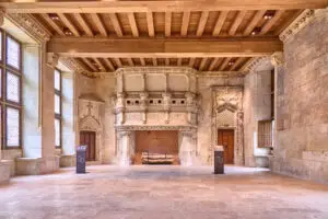 Visiter Bourges : Palais Jacques, grande salle intérieure.