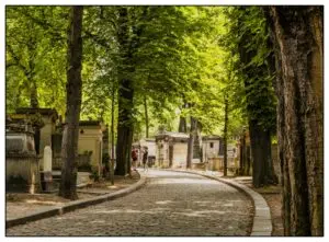 Visiter Paris : cimetière Père Lachaise, une allée ombragée