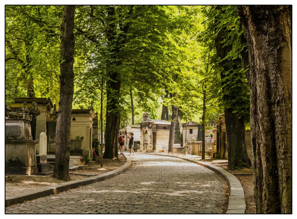 Visiter Paris : cimetière Père Lachaise, une allée ombragée