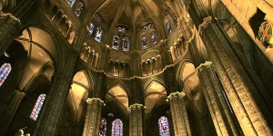 Visiter Bourges : magnifique vue en contre plonge de l'abside.